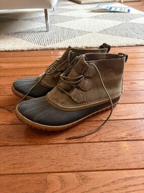 Sorel Women's Two-Tone Lace Up Duck Boots